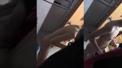 爬窗偷窥隔壁高颜值小少妇洗香香 身材高挑 太鸡动 小手一抖 被发现了