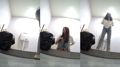 酒店女厕双镜头偷拍极品牛仔裤少妇的肥美大鲍鱼 (1)