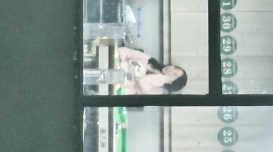 大神潜入商场女厕连拍多位漂亮小姐姐的极品嫩鲍鱼B脸同步